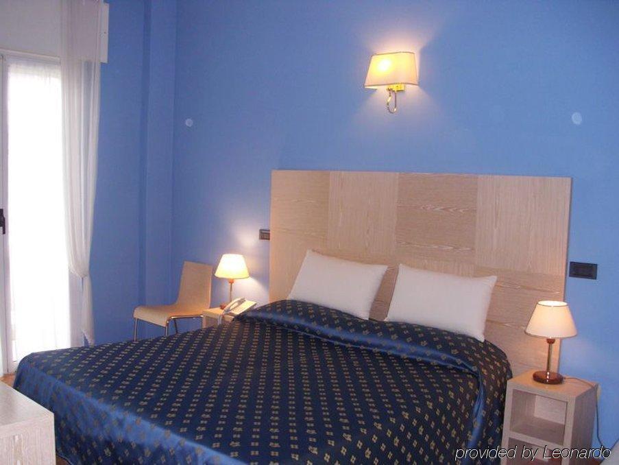 Hotel Levante Римини Номер фото