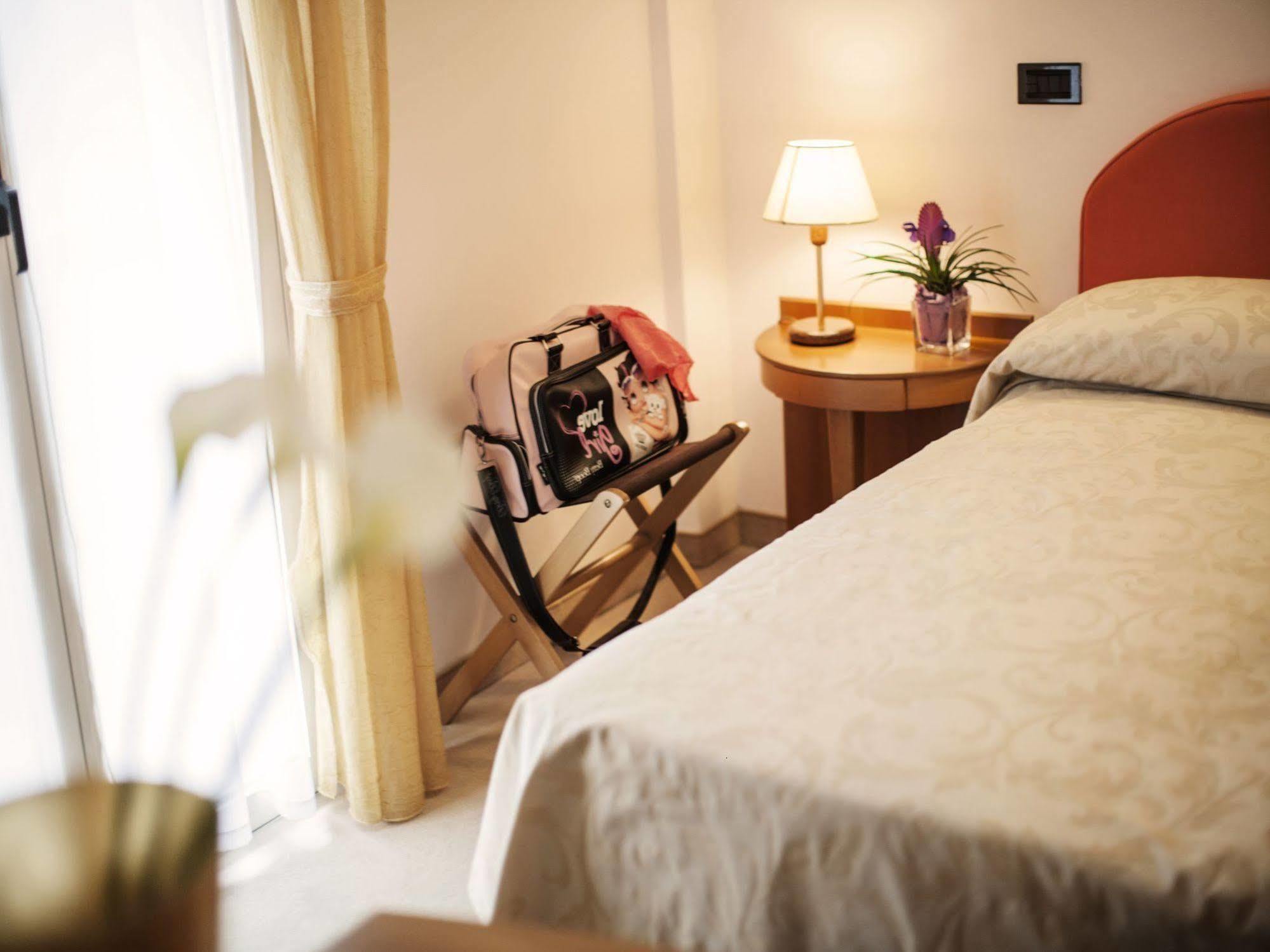Hotel Levante Римини Экстерьер фото