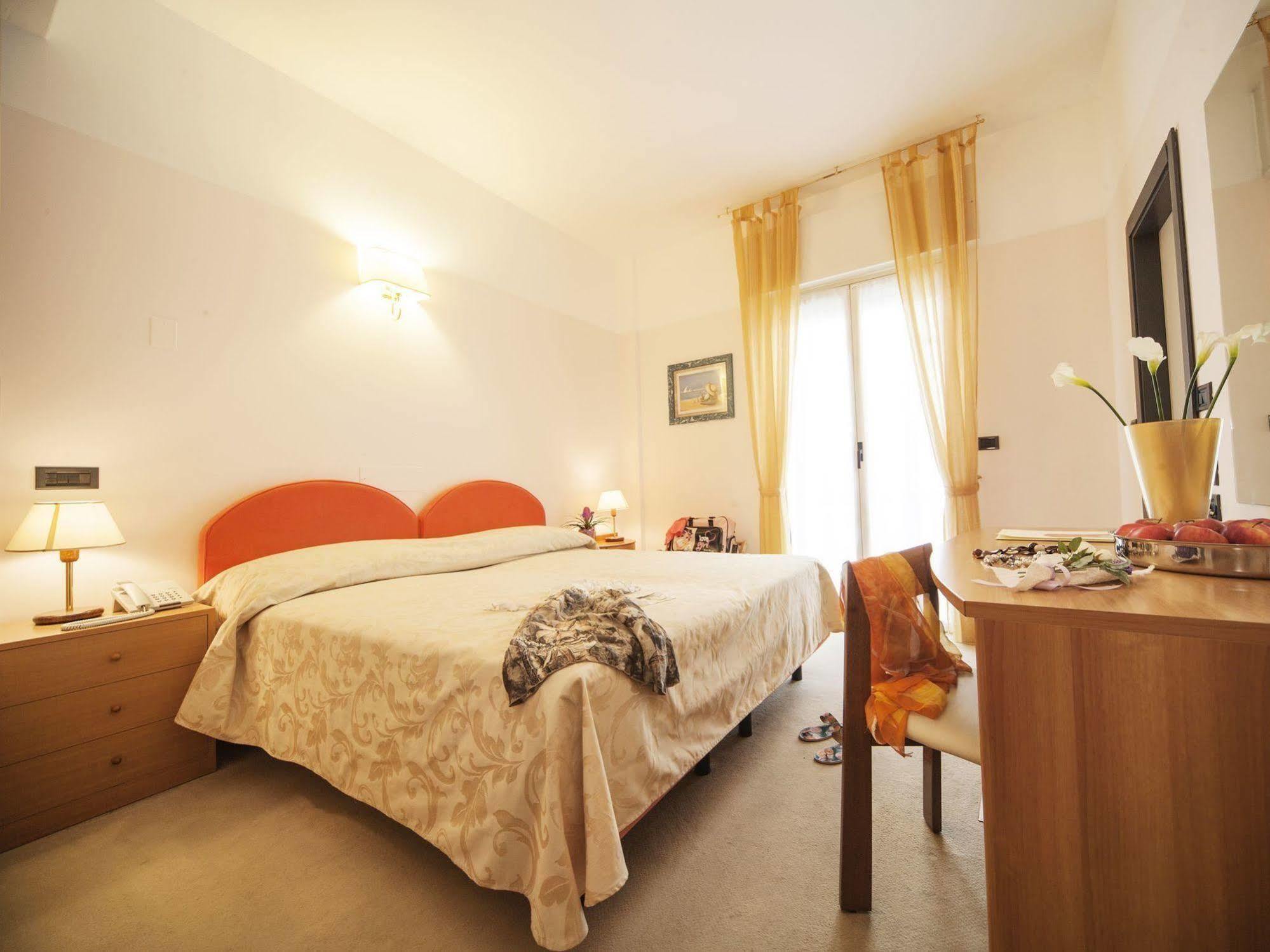 Hotel Levante Римини Экстерьер фото